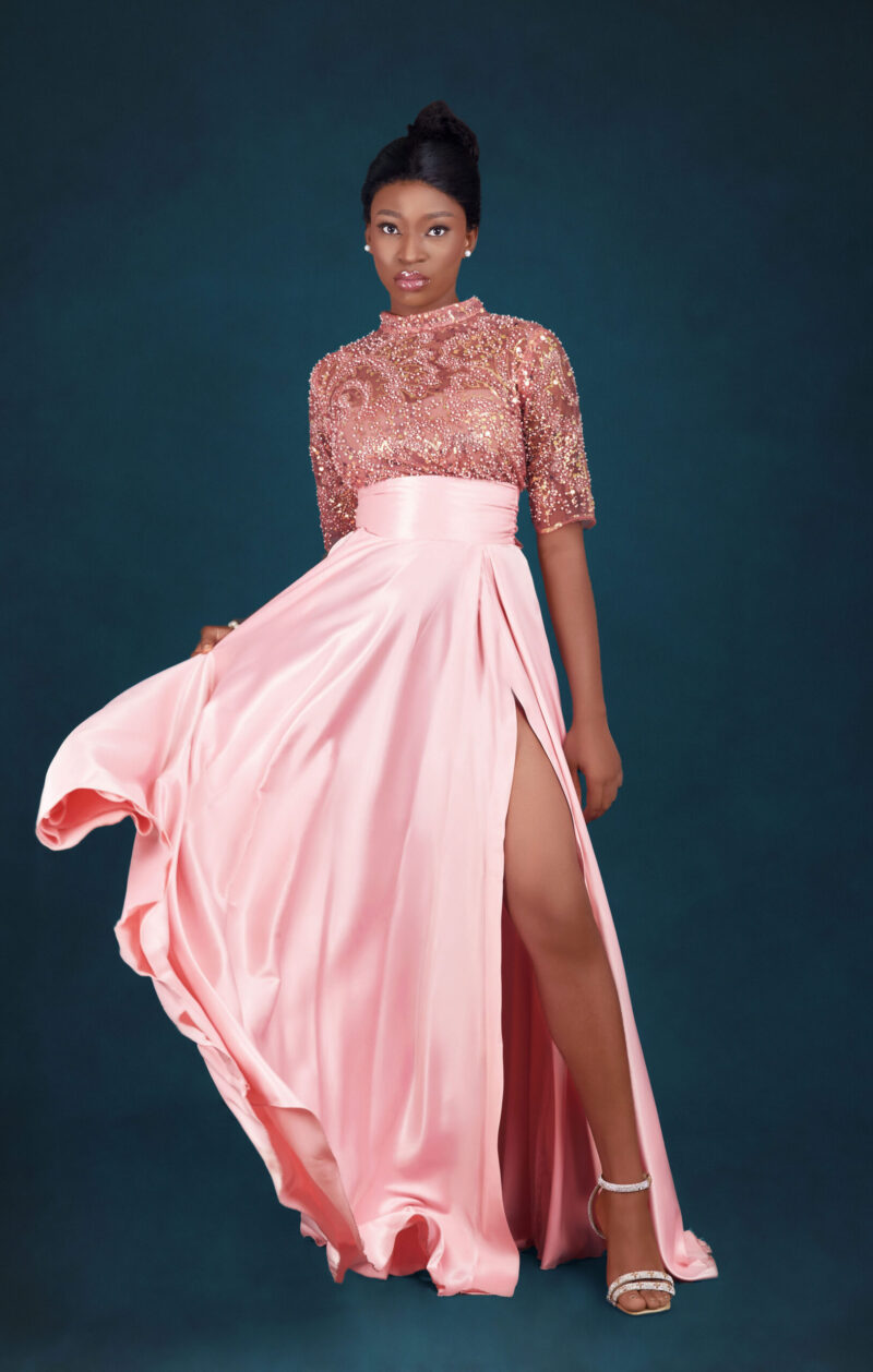 Embellished lace and silk high slit skirt in pink. Two-piece set - Image 4