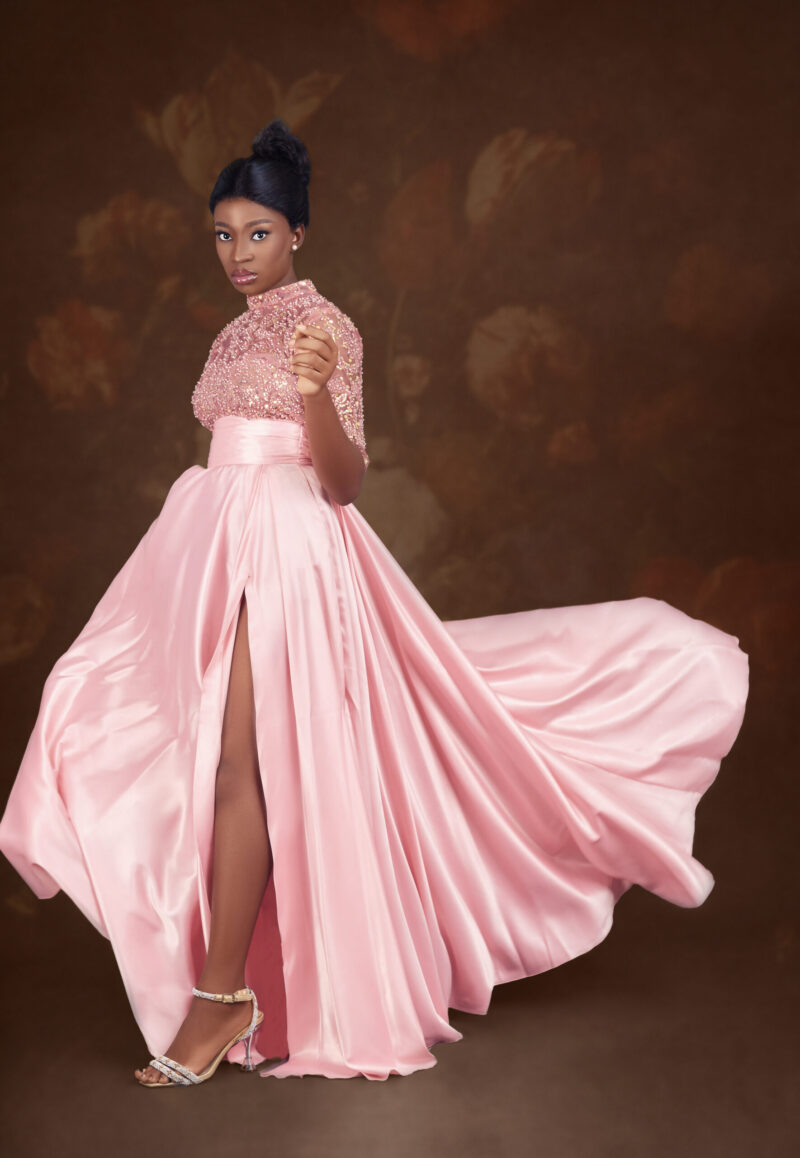 Embellished lace and silk high slit skirt in pink. Two-piece set - Image 3