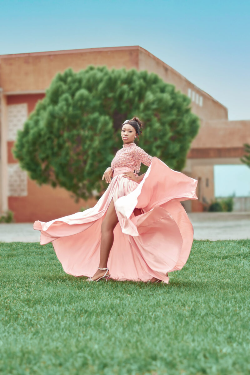 Embellished lace and silk high slit skirt in pink. Two-piece set - Image 6