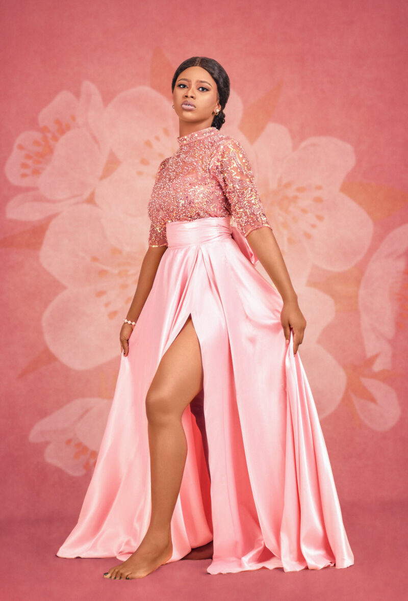 Embellished lace and silk high slit skirt in pink. Two-piece set - Image 7